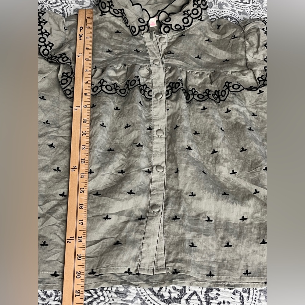 L'ATISTE by Amy Light Gray Green Ruffle Embroidered Top Medium - Picture 7 of 9